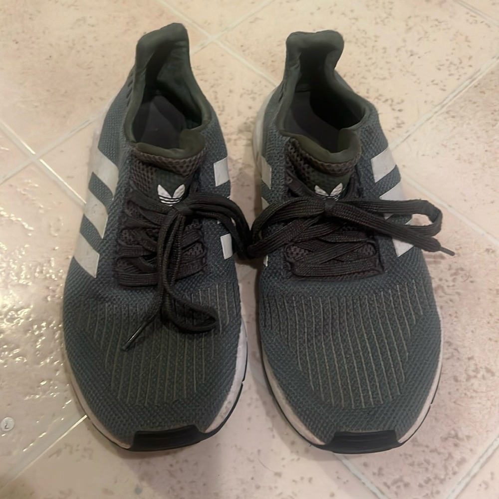 Adidas ladies swift run sneaker 8.5 size